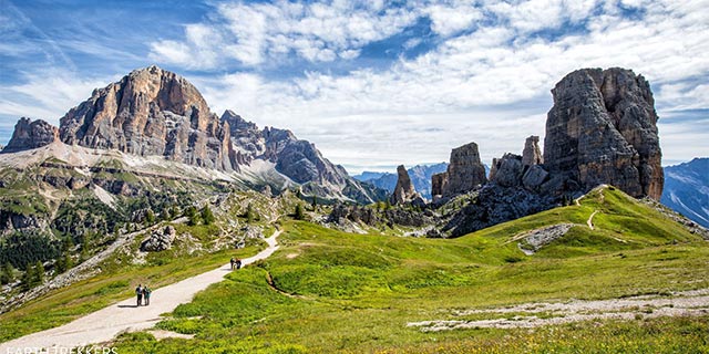 Trekking on the path from Cortina d'Ampezzo to cinque torri - Pic 7